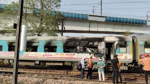 Fire in Taj Express: दिल्ली से झांसी जा रही चलती ट्रेन में लगी आग, धू-धूकर जलते कोच का वीडियो आया सामने